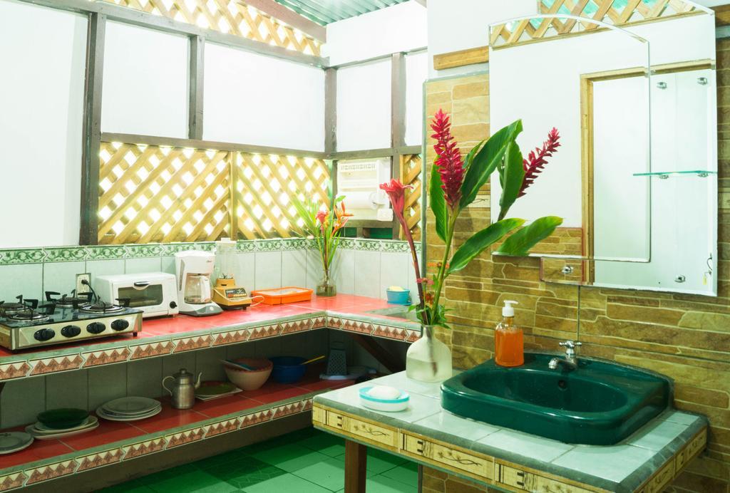 Hostal Cecilia Puerto Viejo de Talamanca Экстерьер фото
