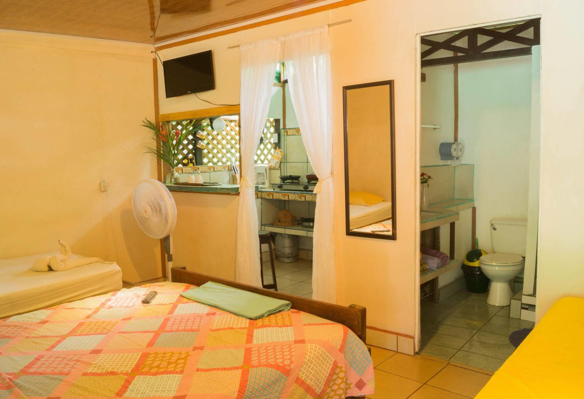 Hostal Cecilia Puerto Viejo de Talamanca Экстерьер фото