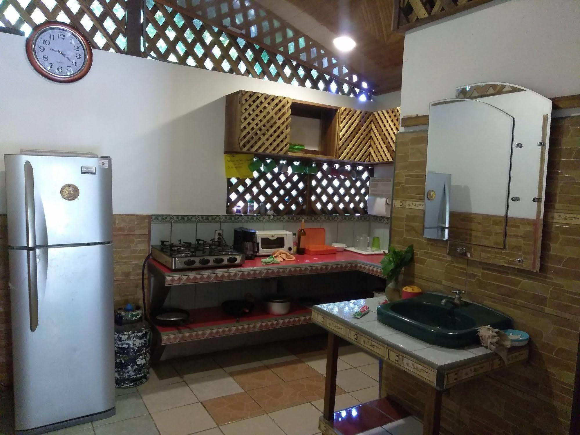 Hostal Cecilia Puerto Viejo de Talamanca Экстерьер фото